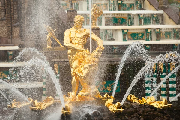 Fontane della Grande Cascata a Peterhof — Foto Stock