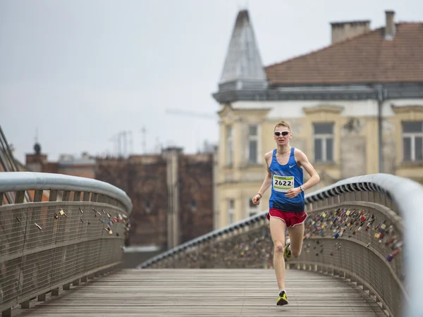 Niet-geïdentificeerde deelnemers tijdens de jaarlijkse marathon van Krakau — Stockfoto