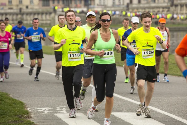 Niet-geïdentificeerde deelnemers tijdens de jaarlijkse marathon van Krakau — Stockfoto