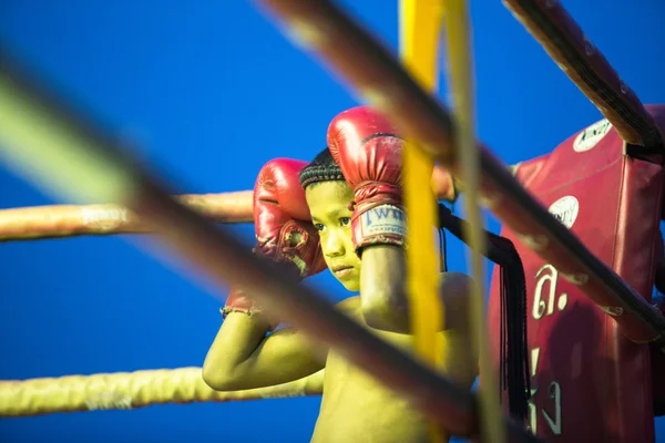 Jovem Muaythai não identificado lutador no ringue durante o jogo — Fotografia de Stock