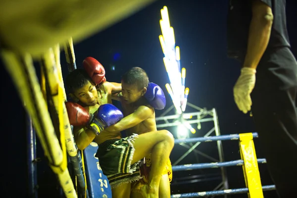 Неизвестные молодые бойцы Муайтай на ринге во время матча — стоковое фото
