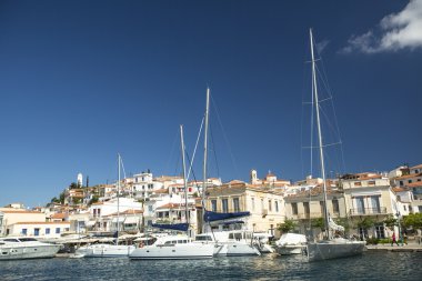 poros, Marina, Saron Körfezi'nin güneyinde bir ada olduğunu