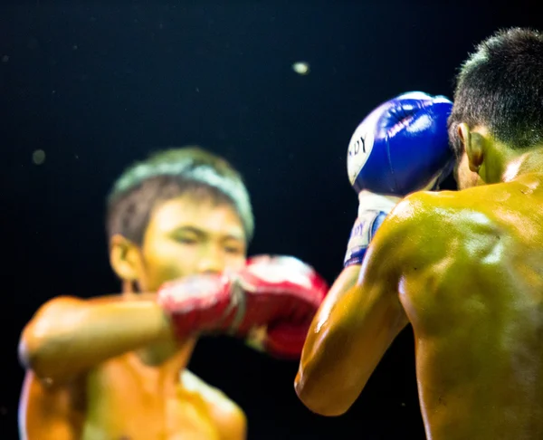 Des combattants thaïlandais Muay non identifiés concourent — Photo