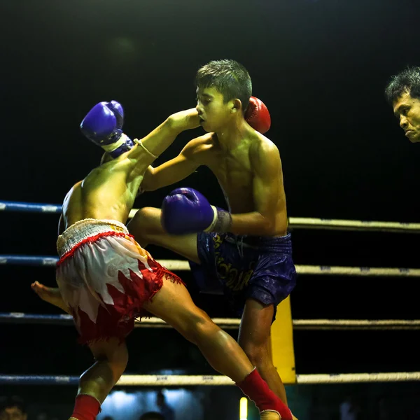 Unbekannte Muay Thai Kämpfer treten gegeneinander an — Stockfoto