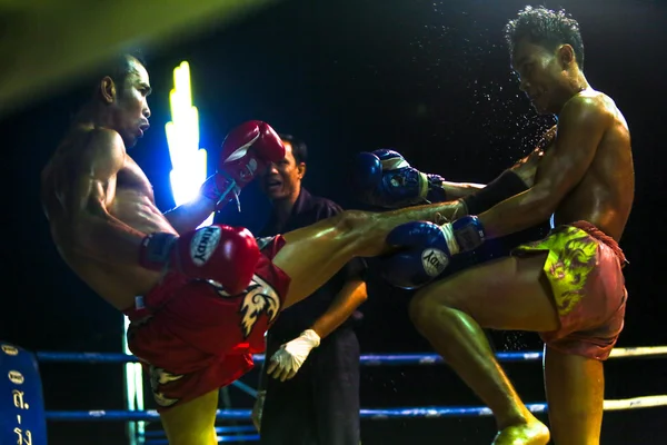 Unbekannte Muay Thai Kämpfer treten gegeneinander an — Stockfoto