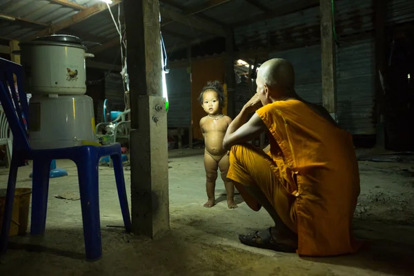 Unbekannter buddhistischer Mönch während des buddhistischen Festes chotrul duchen — Stockfoto