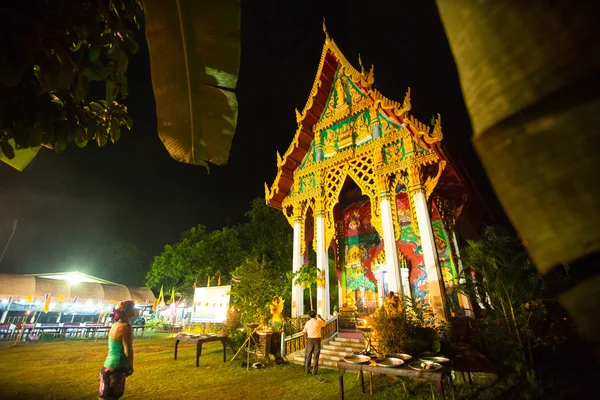 Unidentified local people during the celebration Buddhist festival Chotrul Duchen — Stock Photo, Image