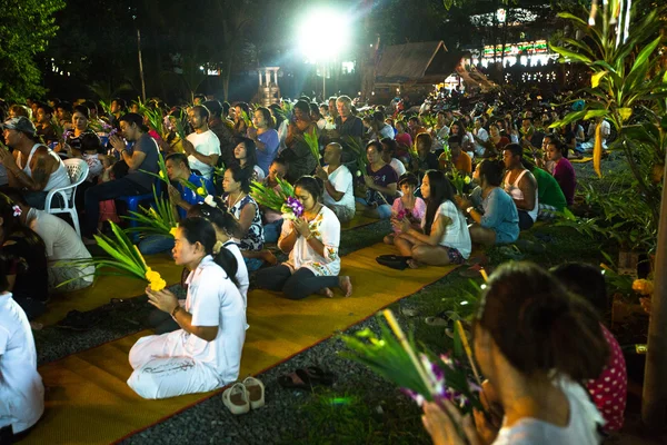 Pessoas locais não identificadas durante a celebração do festival budista Chotrul Duchen — Fotografia de Stock