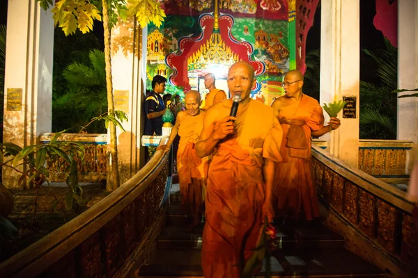 Unbekannte buddhistische Mönche während des buddhistischen Festes chotrul duchen — Stockfoto