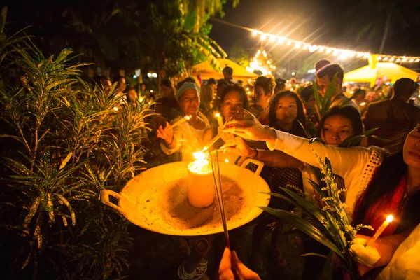 Unidentified local people during the celebration Buddhist festival Chotrul Duchen — Stock Photo, Image