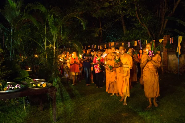 身份不明的佛教僧侣在庆祝佛教节日期间 — 图库照片