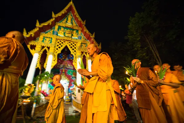 Monges budistas não identificados durante a celebração festival budista — Fotografia de Stock