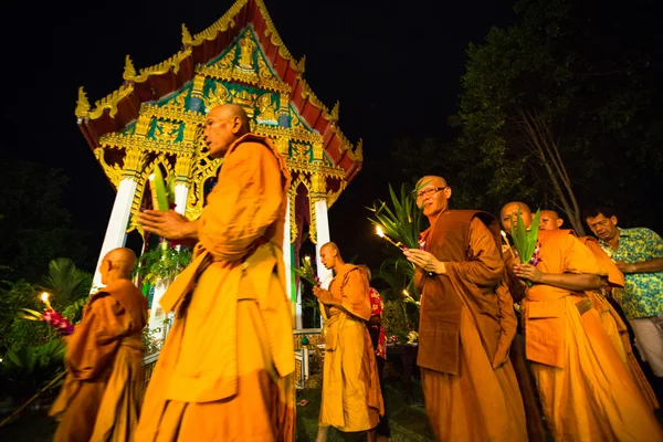 身份不明的佛教僧侣在庆祝佛教节日期间 — 图库照片