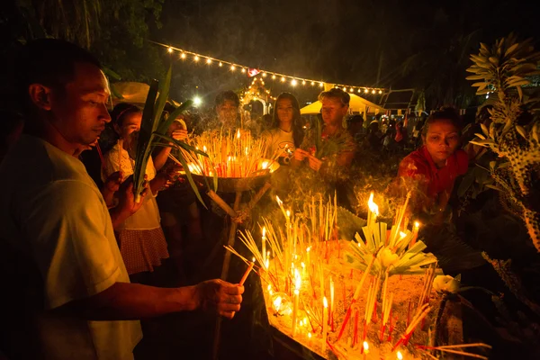 Niet-geïdentificeerde lokale bevolking tijdens de viering boeddhistische festival chotrul Düchen — Stockfoto