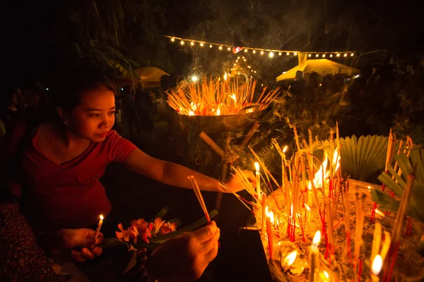 Unbekannte während des buddhistischen Festes — Stockfoto