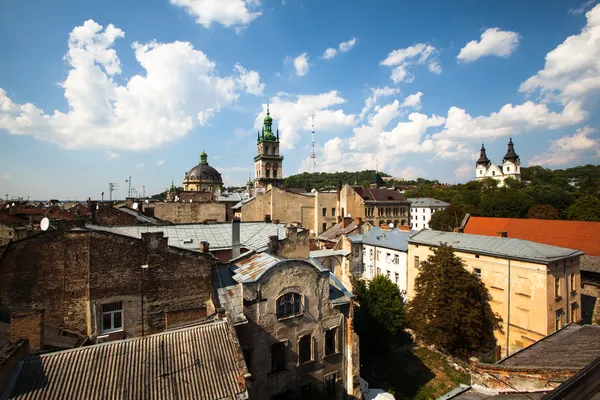 Widok na miasto z dachu zabytkowego budynku domu legend — Zdjęcie stockowe