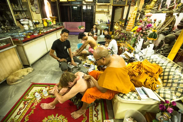 Unbekannter Mönch tätowiert traditionelle Yantra-Tätowierung — Stockfoto