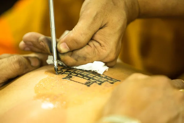 Monge não identificado faz tatuagem tradicional Yantra — Fotografia de Stock