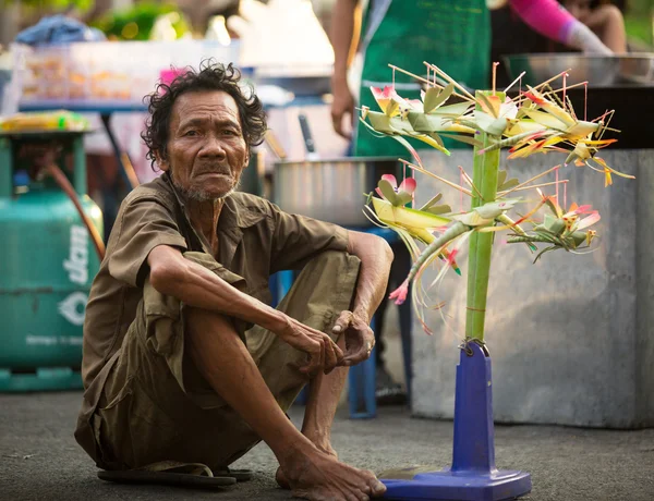 Un mendigo no identificado vende artesanías cerca del Parque Histórico de Ayutthaya —  Fotos de Stock