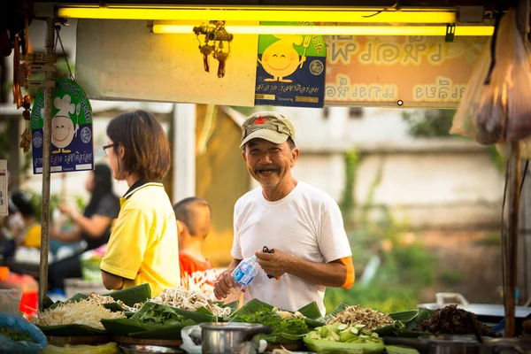 Vendedor de rua não identificado perto de Ayutthaya Historical Park — Fotografia de Stock