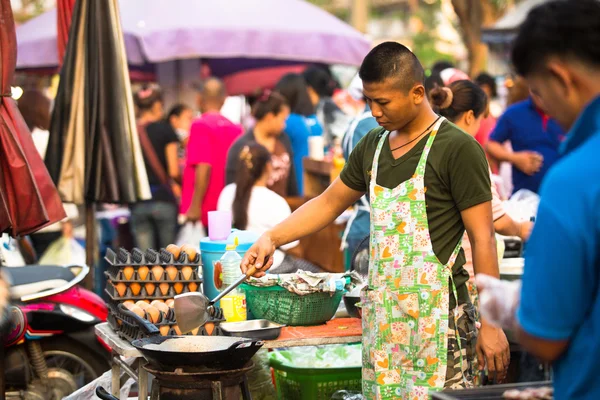 Venditore ambulante non identificato vicino al Parco Storico Ayutthaya — Foto Stock