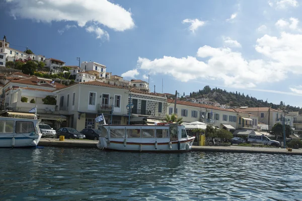 Marina Poros, är en grekisk ö i södra delen av Saroniska bukten — Stockfoto