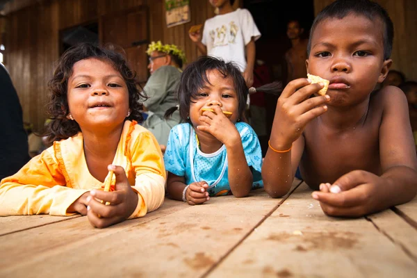 Oidentifierade barn orang asli i sin by — Stockfoto