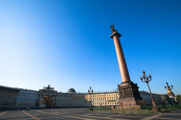 Columna Alexander, es el punto focal de la Plaza del Palacio —  Fotos de Stock