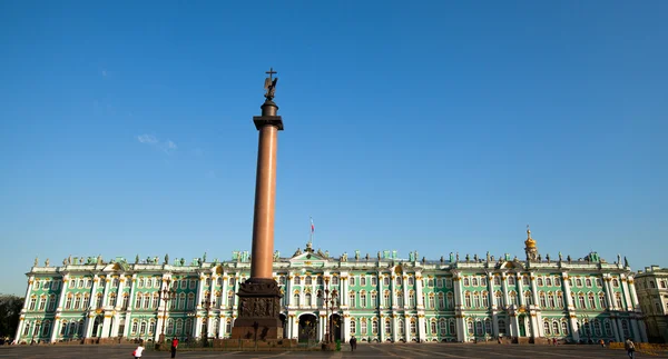 Colonne Alexandre, est le point focal de la Place du Palais — Photo