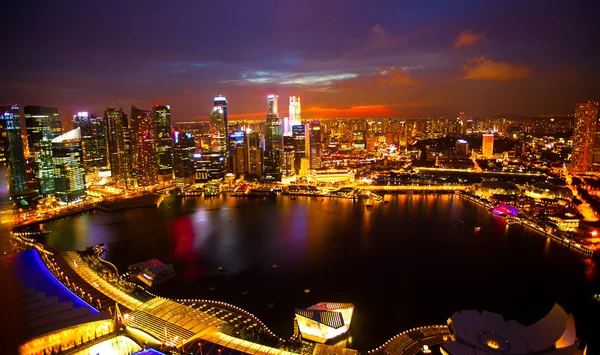 Singapur desde el techo Marina Bay Hotel en la noche . — Foto de Stock