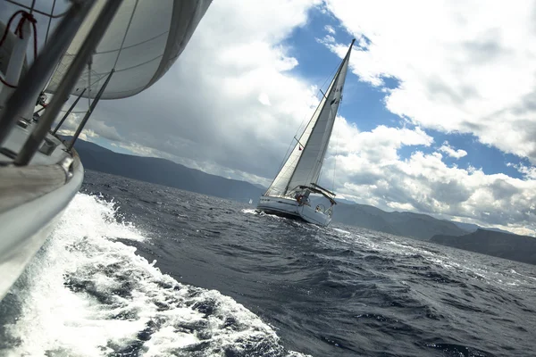 Yates de vela en el mar en la carrera en tiempo tormentoso —  Fotos de Stock