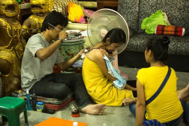 Tanımlanamayan master geleneksel yantra dövme yapar