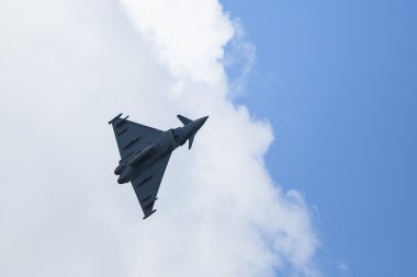 birden çift motorlu avcı uçağı eurofighter typhoon gösteri