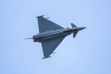 birden çift motorlu avcı uçağı eurofighter typhoon gösteri