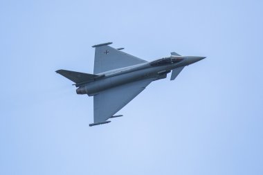 birden çift motorlu avcı uçağı eurofighter typhoon gösteri