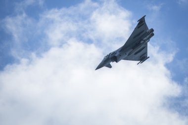 birden çift motorlu avcı uçağı eurofighter typhoon gösteri