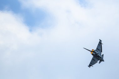 birden çift motorlu avcı uçağı eurofighter typhoon gösteri
