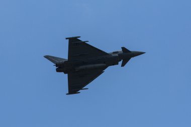 birden çift motorlu avcı uçağı eurofighter typhoon gösteri