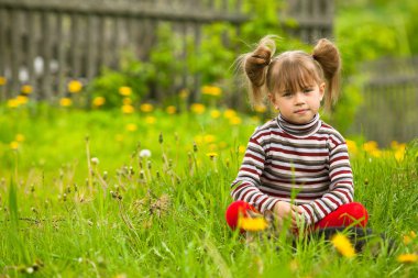 komik çok güzel küçük beş yıllık kız çimenlere oturmuş