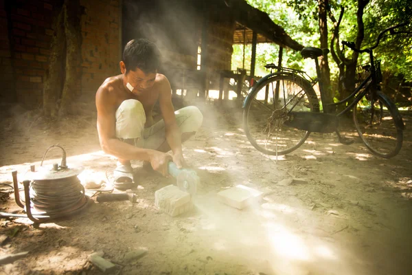 Niet-geïdentificeerde Cambodjaanse stonecutter voor restauratie werkt in angkor wat — Stockfoto