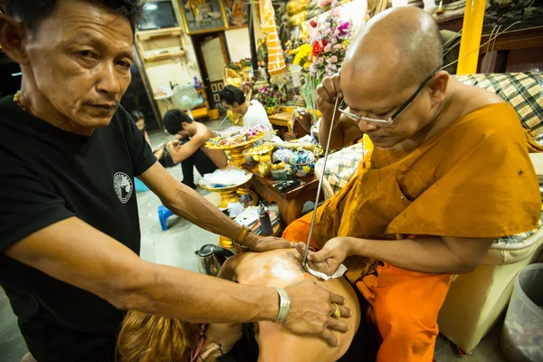 Oidentifierade munk gör traditionella yantra tatuering — Stockfoto