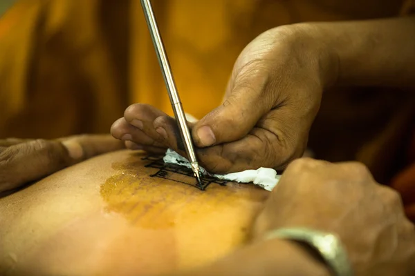 Monje no identificado hace tatuajes tradicionales Yantra —  Fotos de Stock