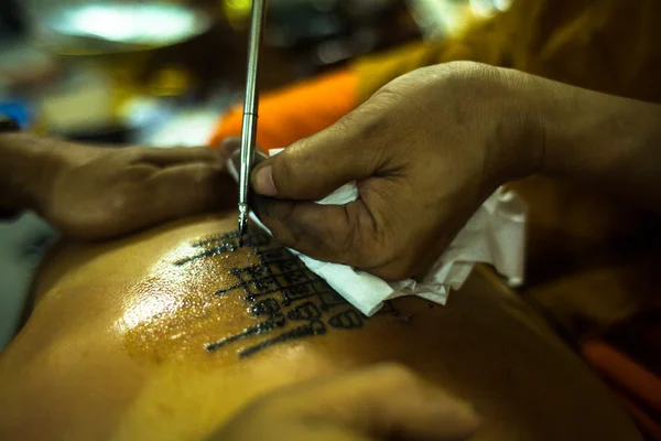 Unbekannter Mönch tätowiert traditionelle Yantra-Tätowierung — Stockfoto