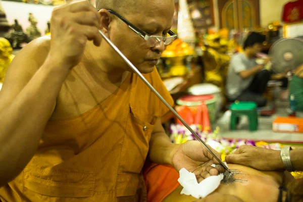 Un moine non identifié fait du tatouage traditionnel Yantra — Photo
