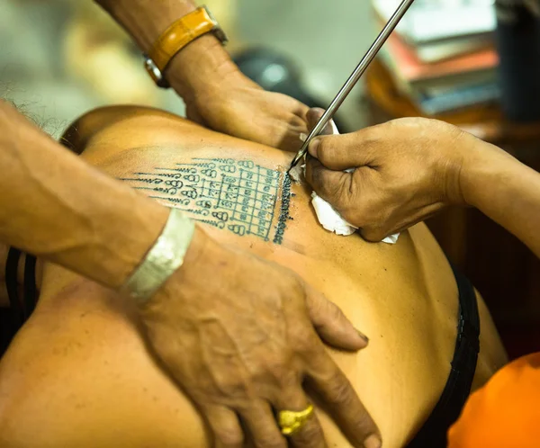 Monge não identificado faz tatuagem tradicional Yantra — Fotografia de Stock