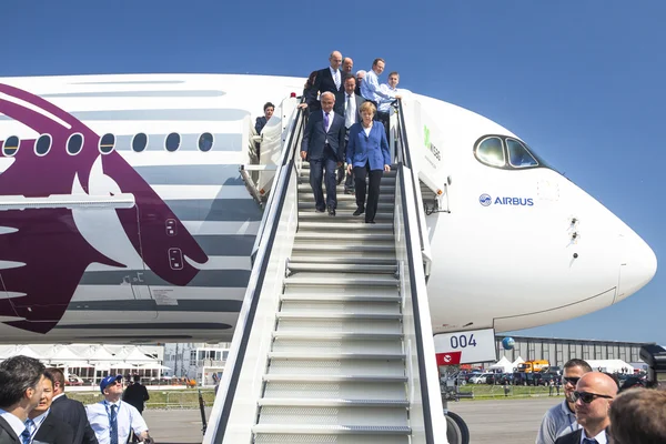 Niemiecka kanclerz angela merkel w dół po drabinie — Zdjęcie stockowe