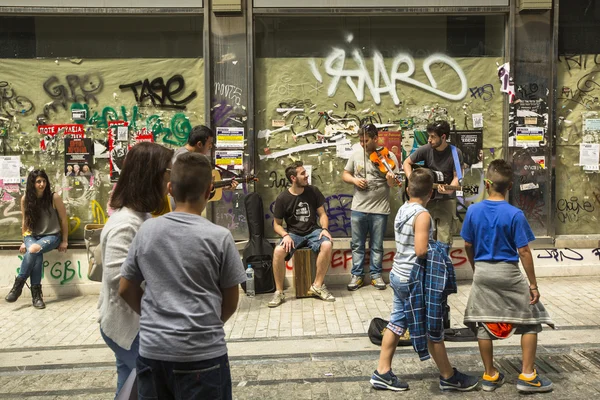 Músicos callejeros no identificados juegan para turistas —  Fotos de Stock