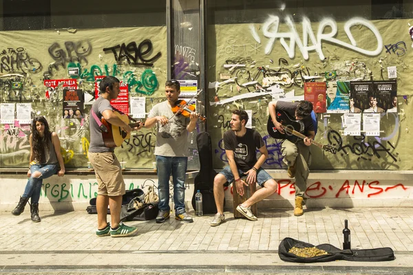 Ismeretlen utcai zenészek játszanak a turisták számára — Stock Fotó