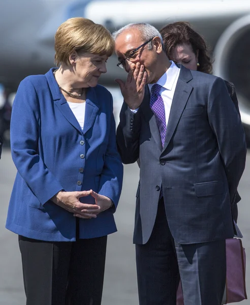La canciller alemana Angela Merkel y el ministro turco de transporte Lutfi Elvan — Foto de Stock