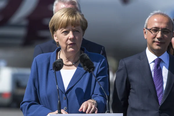 German Chancellor Angela Merkel and Turkish Minister of transport Lutfi Elvan — Stock Photo, Image